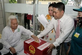 Bệnh nhân xúc động khi được bỏ phiếu tại giường bệnh