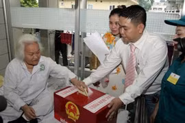 Bệnh nhân xúc động khi được bỏ phiếu tại giường bệnh