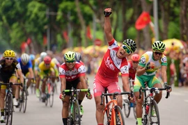 Lê Văn Duẩn "xé" Áo xanh tại chặng cuối