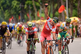 Lê Văn Duẩn "xé" Áo xanh tại chặng cuối