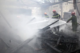 Cháy kho hàng trên đường Nguyễn Chí Thanh