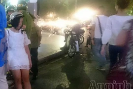 Cô gái nũng nịu bạn trai người nước ngoài, đòi nhảy xuống từ tầng 3 "hàm cá mập"