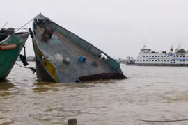 Sà lan chở cát bị chìm dưới sông Bảo Định