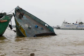 Sà lan chở cát bị chìm dưới sông Bảo Định