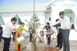 Nhãn hàng Cô Gái Hà Lan khánh thành trường Đèn Đom Đóm thứ 20