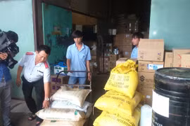 Lại phát hiện dùng hóa chất công nghiệp làm thức ăn cho tôm, cá 