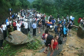 Lào Cai hủy các cuộc họp để tập trung chống lũ, phương tiện tạm dừng lưu thông trên quốc lộ 4D