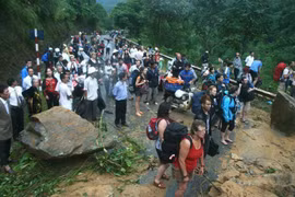 Lào Cai hủy các cuộc họp để tập trung chống lũ, phương tiện tạm dừng lưu thông trên quốc lộ 4D