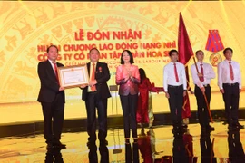 Tập đoàn Hoa Sen đón nhận Huân chương Lao động hạng Nhì