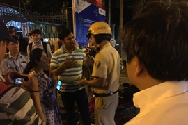 Ông Đoàn Ngọc Hải xin lỗi và hỗ trợ tiền cho hai du khách bị cướp