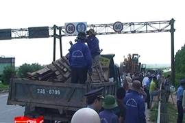 Giải tỏa hành lang ATGT trên quốc lộ 18