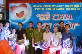 “Sẻ chia nụ cười”, lan tỏa những tấm lòng ở “xóm chạy thận“