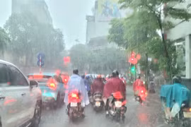 Cận cảnh Hà Nội 'hứng' trận mưa giông kèm sấm sét trong ngày 5-6