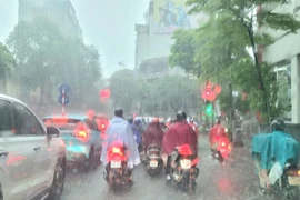 Cận cảnh Hà Nội 'hứng' trận mưa giông kèm sấm sét trong ngày 5-6