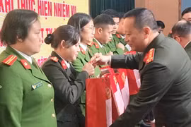 CATP Hà Nội trao quà tặng đến 50 gia đình, thân nhân cán bộ chiến sỹ hoàn cảnh khó khăn