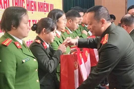 CATP Hà Nội trao quà tặng đến 50 gia đình, thân nhân cán bộ chiến sỹ hoàn cảnh khó khăn