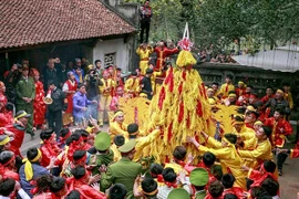 Đoàn rước lễ cũng lao vào tranh cướp lộc tại đền Gióng