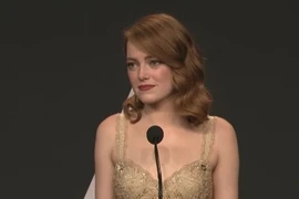 Emma Stone: Tôi vẫn đang cầm tấm phong bì có tên mình, chuyện gì xảy ra vậy?