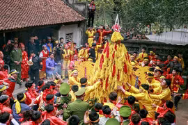 Đoàn rước lễ cũng lao vào tranh cướp lộc tại đền Gióng