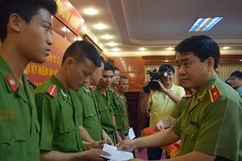 Thiếu tướng Nguyễn Đức Chung, Giám đốc CATP Hà Nội tặng quà tình nghĩa các CBCS có hoàn cảnh khó khăn