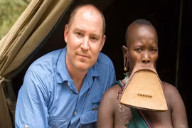 Gặp gỡ người phụ nữ đeo đĩa môi rộng nhất thế giới