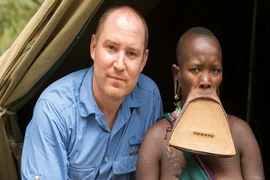 Gặp gỡ người phụ nữ đeo đĩa môi rộng nhất thế giới