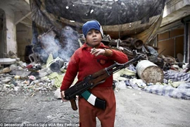 Sốc với hình ảnh chiến binh 7 tuổi khoác AK-47, phì phèo thuốc lá