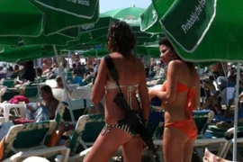 Nữ binh sỹ Isarel mặc bikini khoác súng trường trên bãi biển