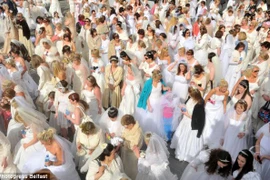 Đám cưới chỉ có... 750 cô dâu 