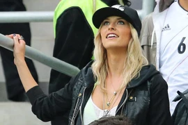 Bạn gái ngôi sao tuyển Đức bị "phạt thẻ vàng" vì quá sexy