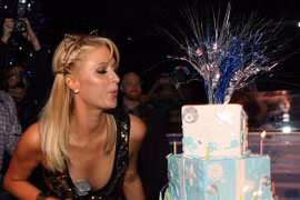 Bạn trai ngồi nhìn Paris Hilton tiệc tùng