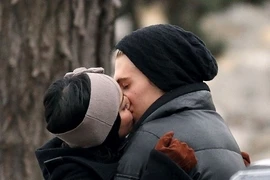 Vanessa Hudgens tình tứ hôn bạn trai trên phố