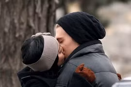 Vanessa Hudgens tình tứ hôn bạn trai trên phố