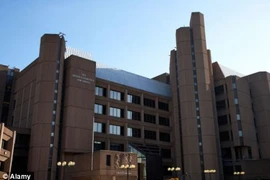 Cậu bé 12 tuổi tù 4 năm vì hãm hiếp hai người bạn gái 7 và 11 tuổi