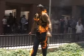 Nghe phong thanh bị dỡ nhà, cả gia đình mua xăng tự thiêu