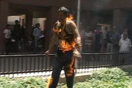 Nghe phong thanh bị dỡ nhà, cả gia đình mua xăng tự thiêu