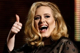 Adele hé lộ tên con trai qua… vòng cổ