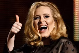 Adele hé lộ tên con trai qua… vòng cổ
