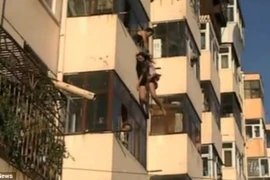 Tóm tay cứu sống người yêu nhảy lầu tự tử