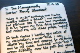 Đơn xin nghỉ việc bằng bánh ngọt