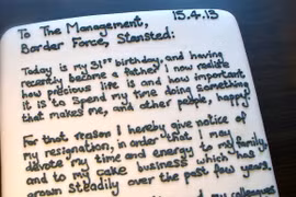 Đơn xin nghỉ việc bằng bánh ngọt