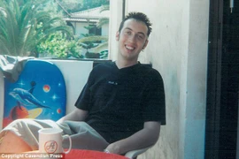 Cha mẹ đồng tính lạm dụng tình dục con nuôi