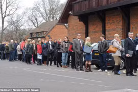 Hàng nghìn người Anh xếp hàng chờ xin việc