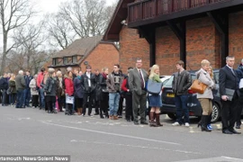 Hàng nghìn người Anh xếp hàng chờ xin việc