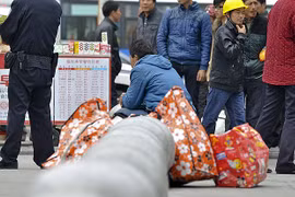 Không có tiền mai táng, cha mẹ gói xác con mang về quê nhà