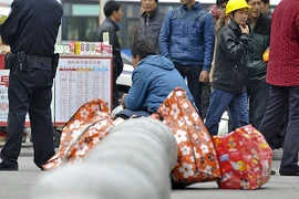 Không có tiền mai táng, cha mẹ gói xác con mang về quê nhà