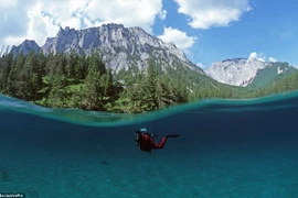 Thú vị: Công viên cứ vào mùa hè lại biến thành hồ nước