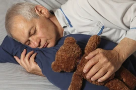 35% người lớn ở Anh nghiện ôm gấu bông khi ngủ
