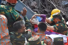 Tìm thấy người sống sót sau 17 ngày bị chôn vùi trong đống đổ nát