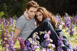 Kristen Stewart cầm áo Robert Pattinson, nhưng đi một mình